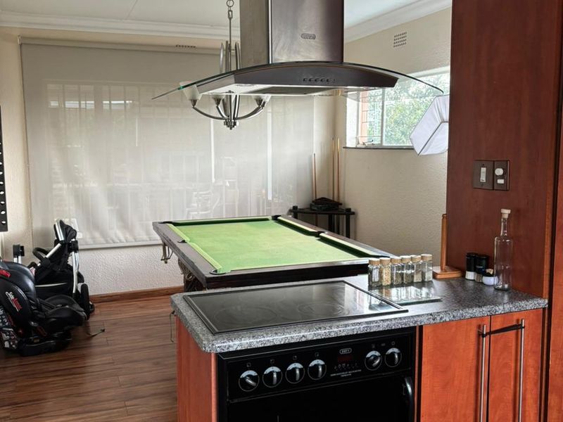 Spacious Family Home with Ample Parking and Garden - Photo 6