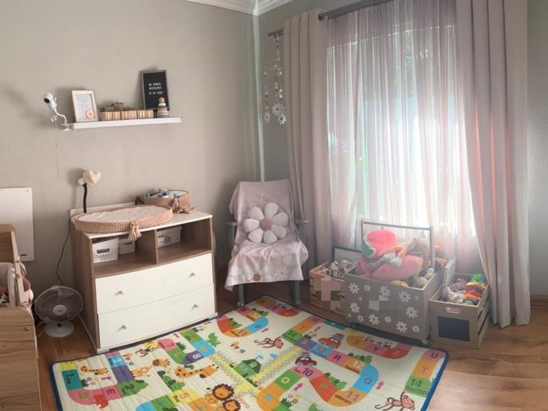 Spacious Family Home with Ample Parking and Garden - Photo 10