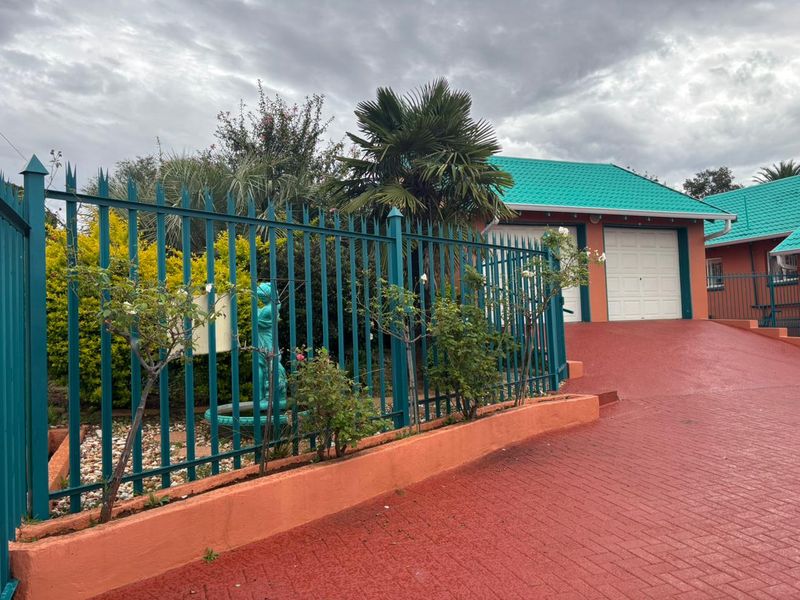 Spacious Family Home with Ample Parking and Garden - Photo 2