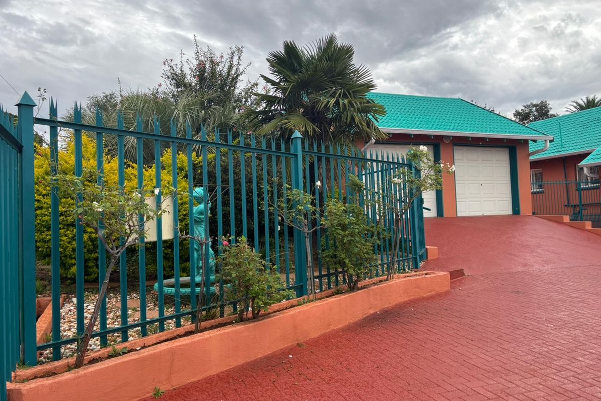 Spacious Family Home with Ample Parking and Garden - Photo 2