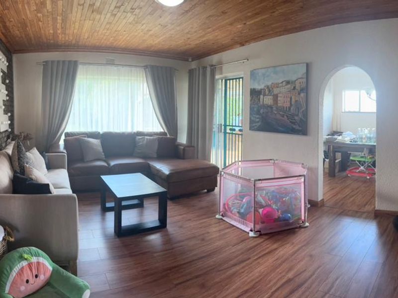 Spacious Family Home with Ample Parking and Garden - Photo 7