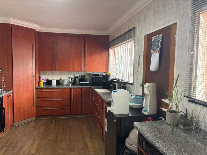 Spacious Family Home with Ample Parking and Garden - Photo 5