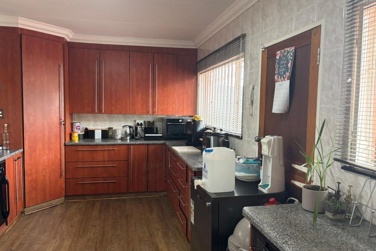 Spacious Family Home with Ample Parking and Garden - Photo 5