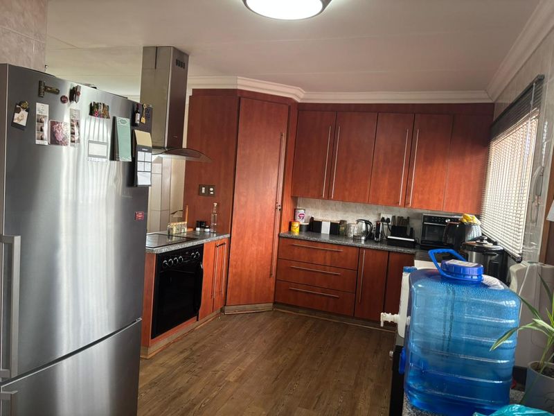 Spacious Family Home with Ample Parking and Garden - Photo 4