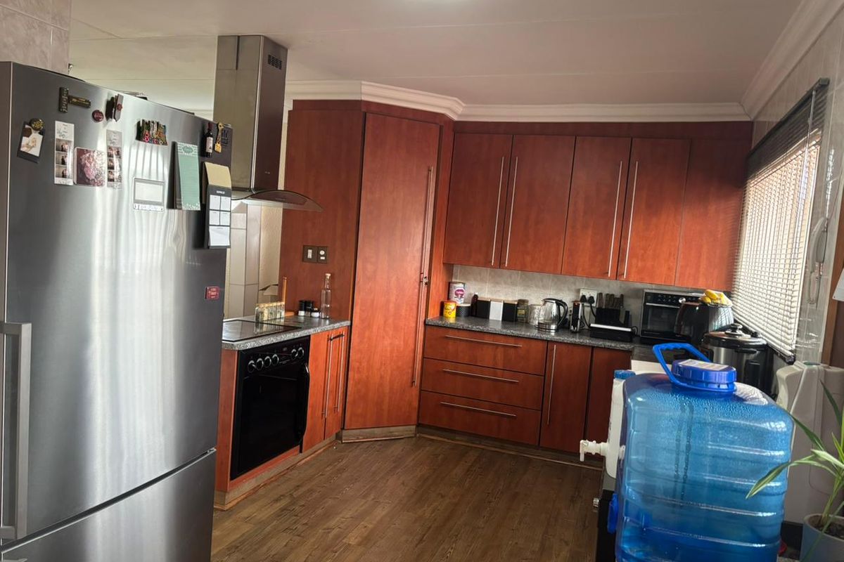 Spacious Family Home with Ample Parking and Garden - Photo 4