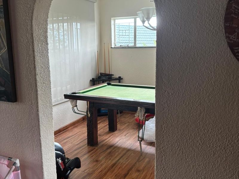 Spacious Family Home with Ample Parking and Garden - Photo 8