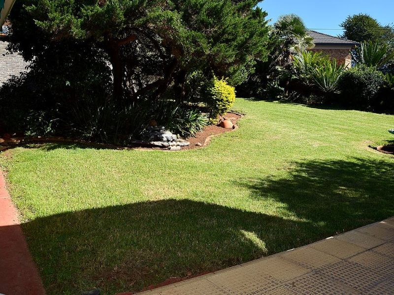 Spacious Family Home with Ample Parking and Garden - Photo 3