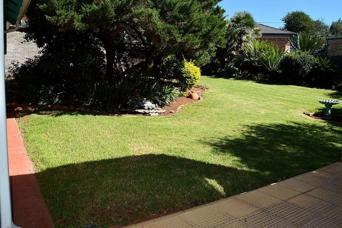 Spacious Family Home with Ample Parking and Garden - Photo 3