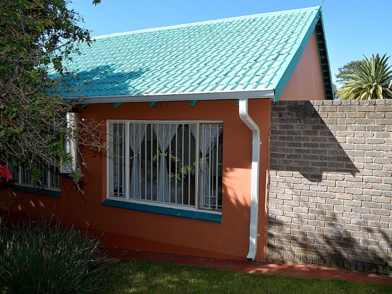 Spacious Family Home with Ample Parking and Garden - Photo 4