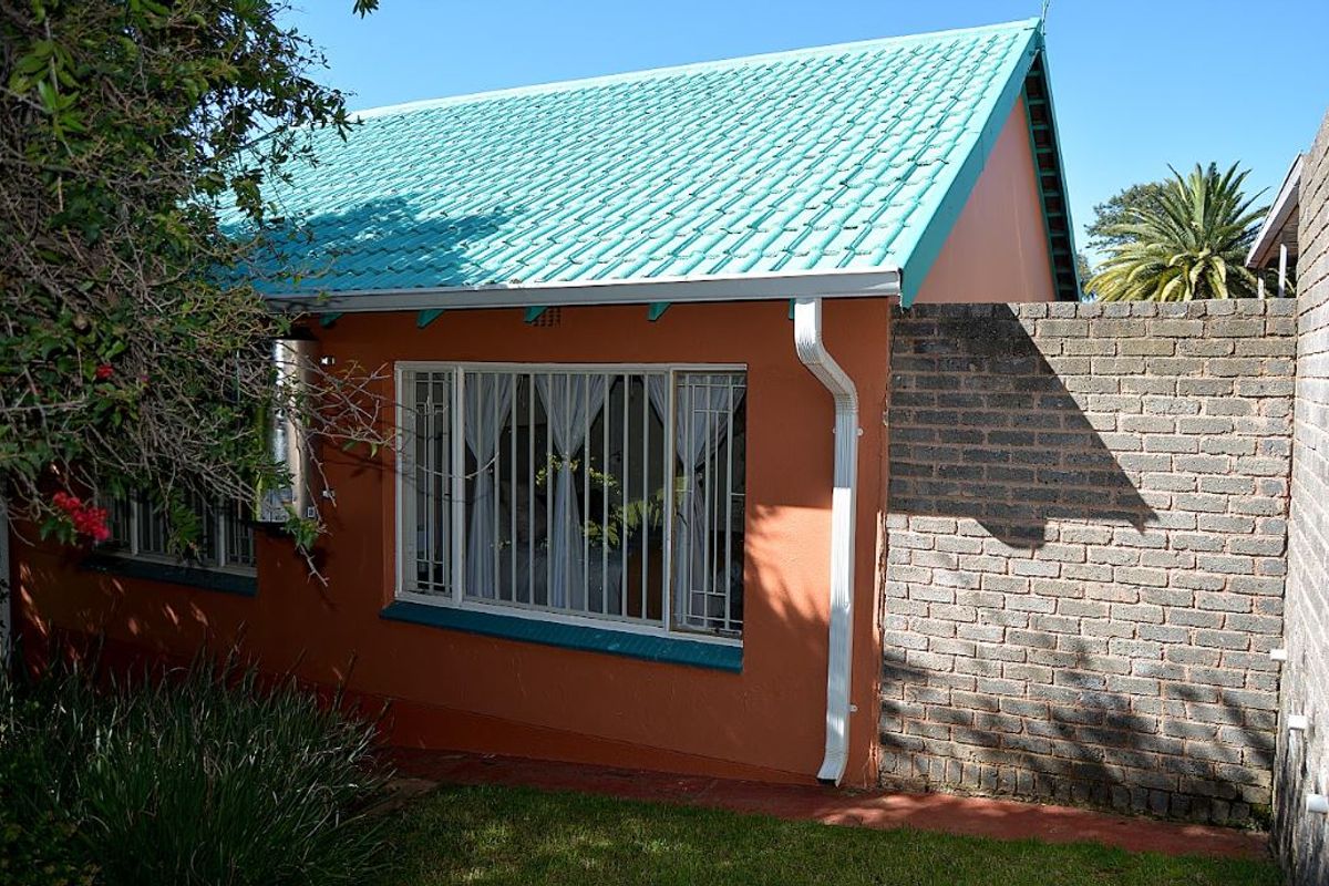 Spacious Family Home with Ample Parking and Garden - Photo 4