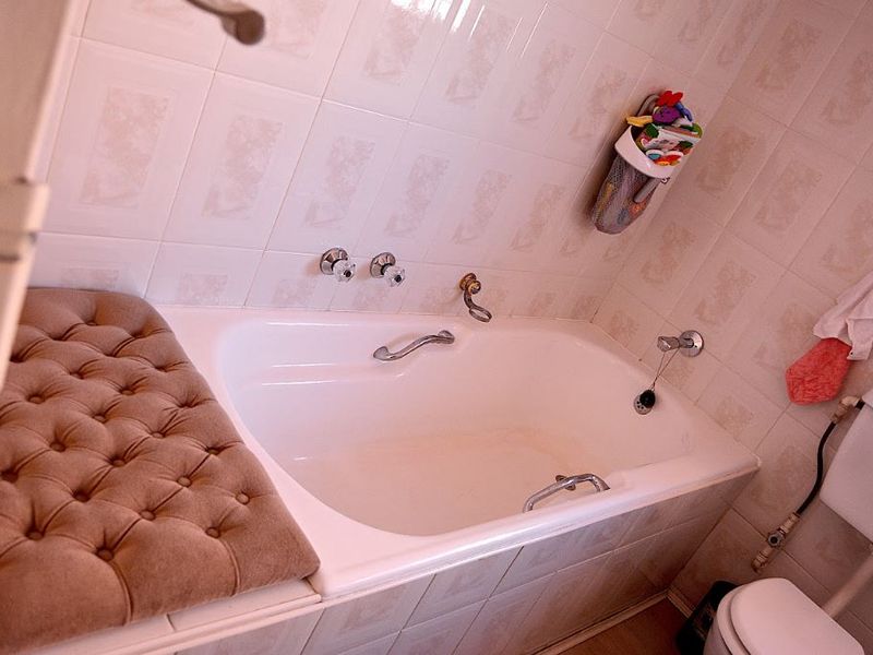 Spacious Family Home with Ample Parking and Garden - Photo 9