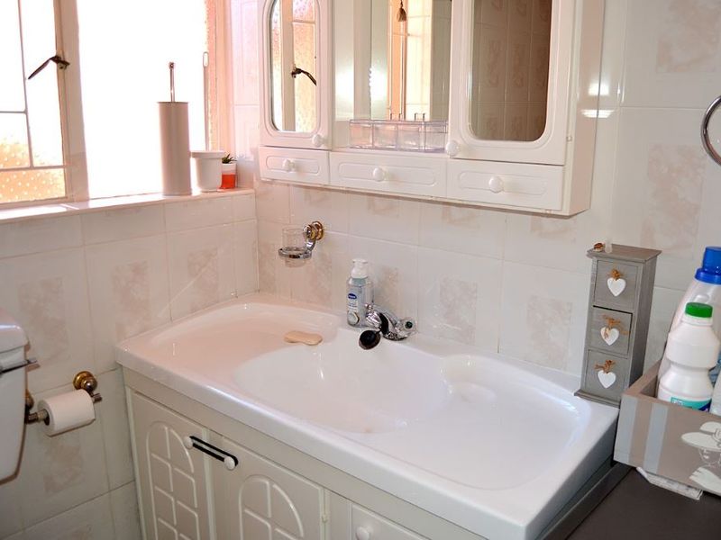 Spacious Family Home with Ample Parking and Garden - Photo 8