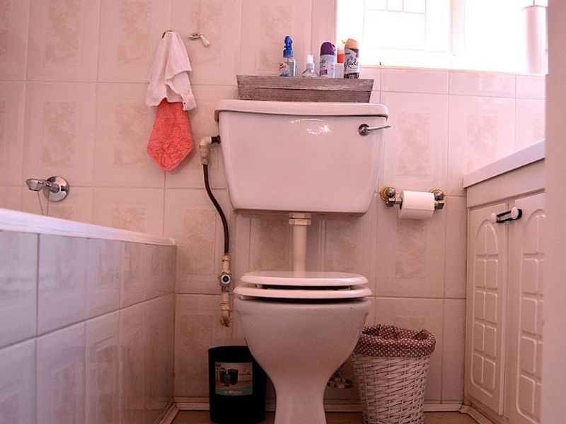 Spacious Family Home with Ample Parking and Garden - Photo 7