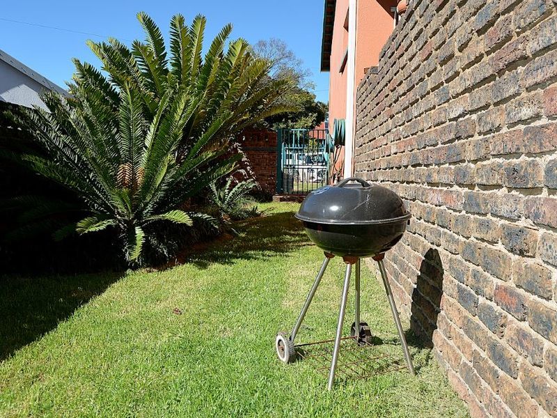 Spacious Family Home with Ample Parking and Garden - Photo 6