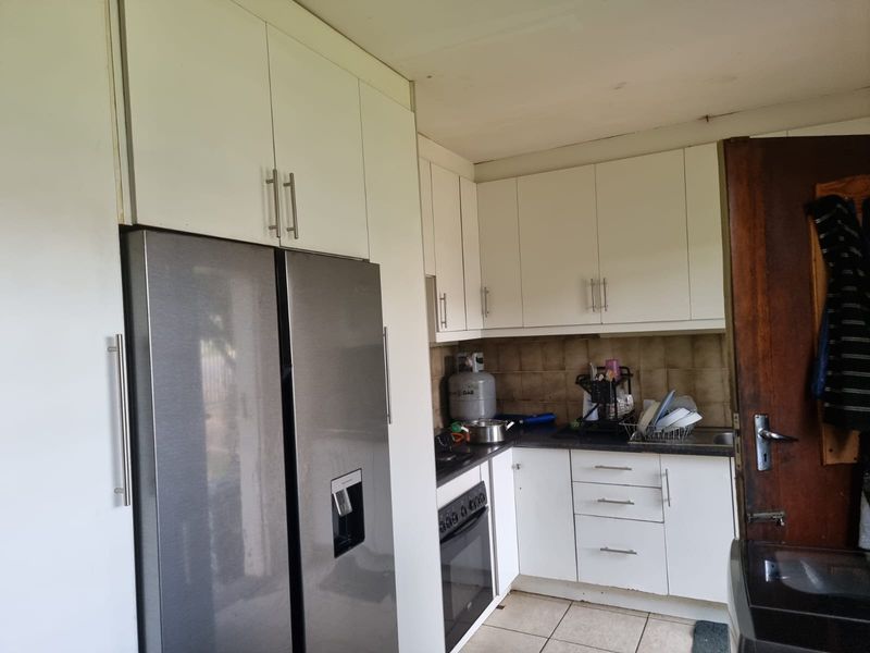 Spacious three bedroom Home with flatlet to let - Photo 10