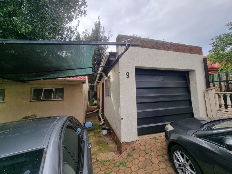 Spacious three bedroom Home with flatlet to let - Photo 5