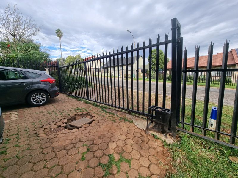 Spacious three bedroom Home with flatlet to let - Photo 4