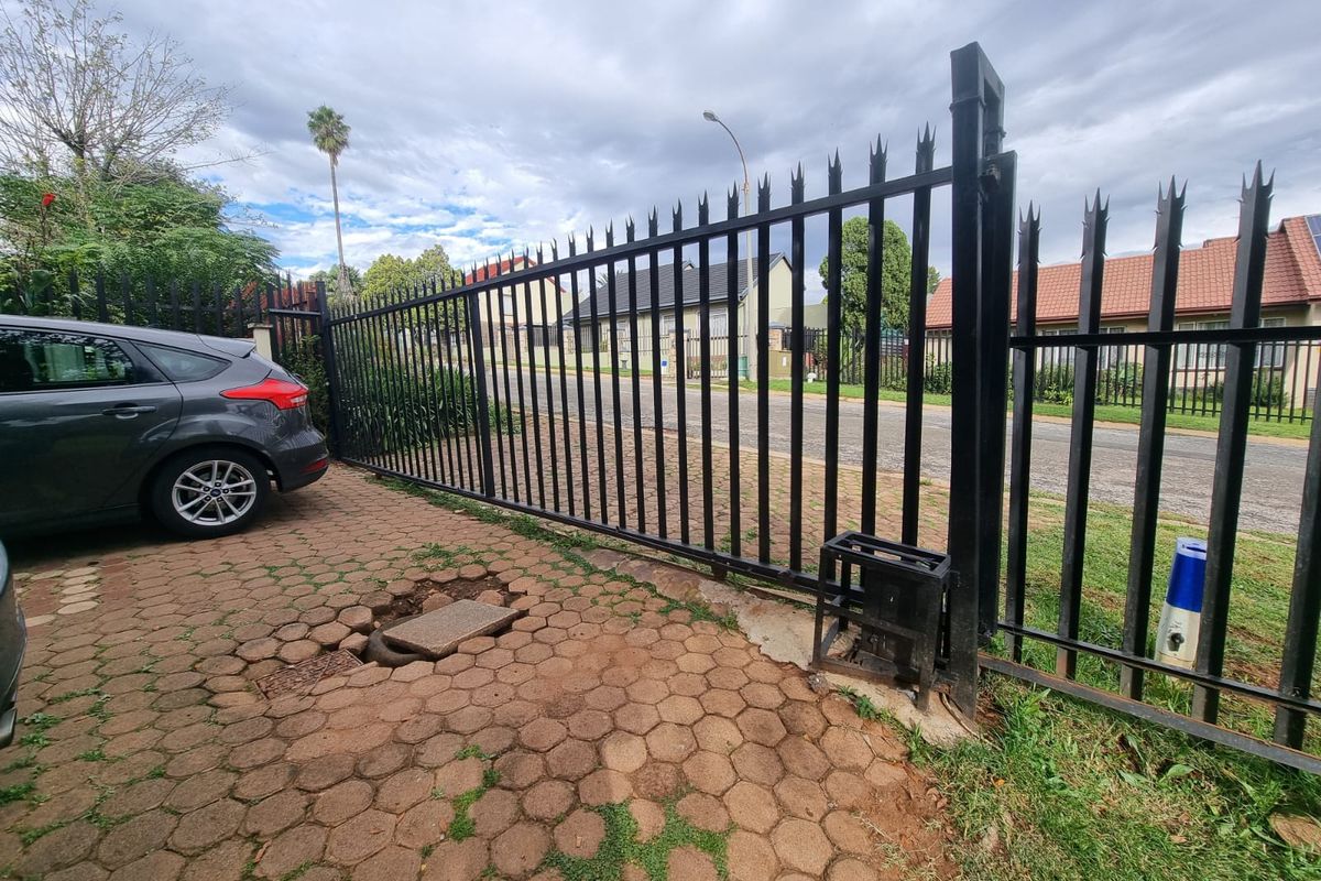 Spacious three bedroom Home with flatlet to let - Photo 4