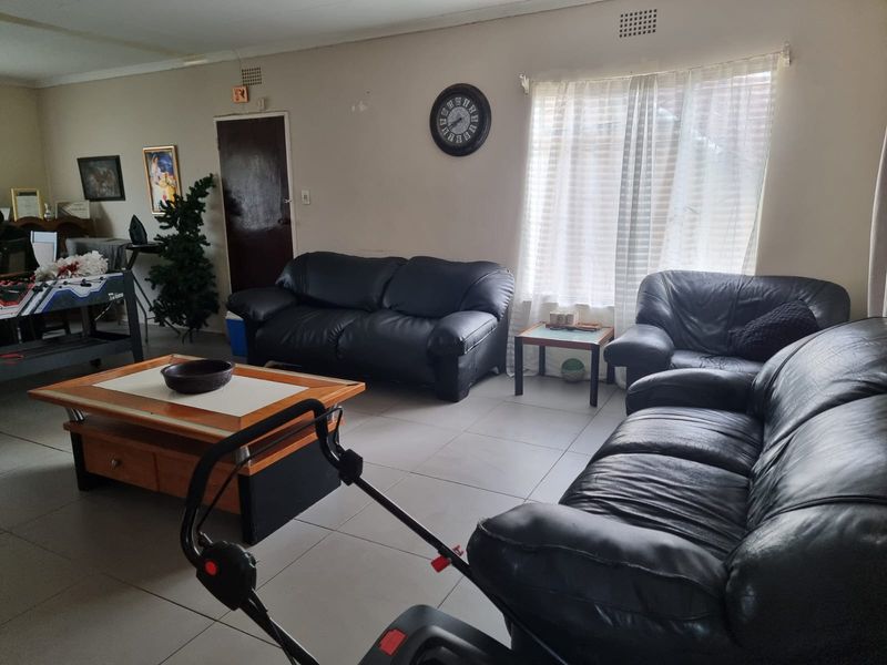Spacious three bedroom Home with flatlet to let - Photo 8
