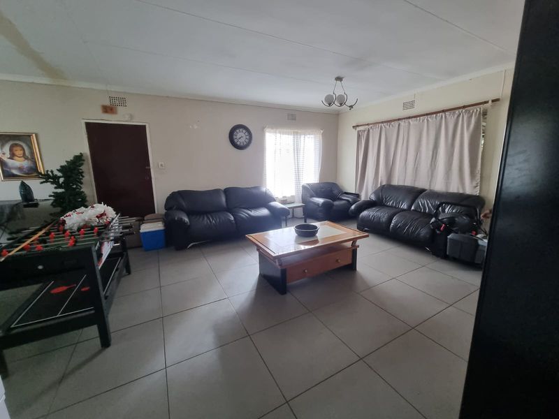 Spacious three bedroom Home with flatlet to let - Photo 7