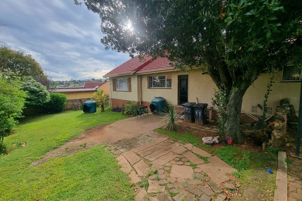 Spacious three bedroom Home with flatlet to let - Photo 2