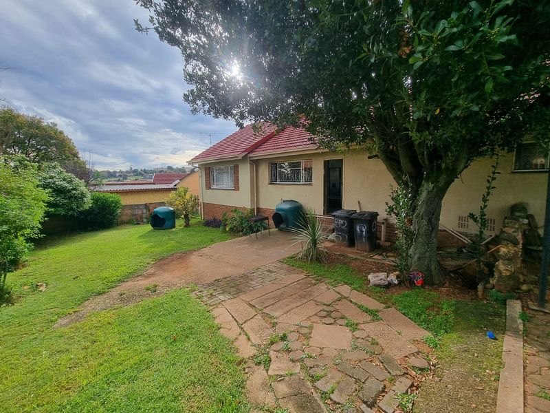 Spacious three bedroom Home with flatlet to let - Photo 2