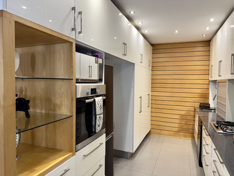 Modern 3-Bedroom Home with Income Potential. - Photo 4