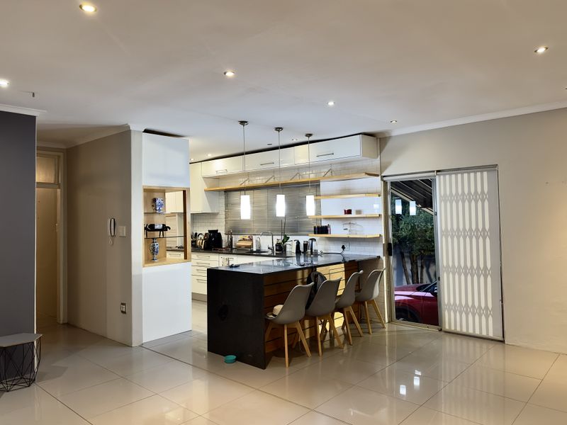 Modern 3-Bedroom Home with Income Potential. - Photo 6