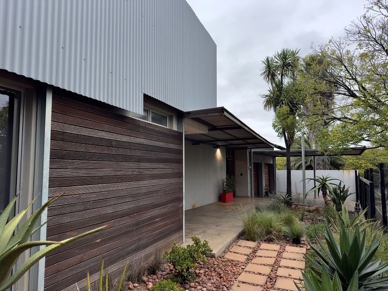 Modern 3-Bedroom Home with Income Potential. - Photo 2