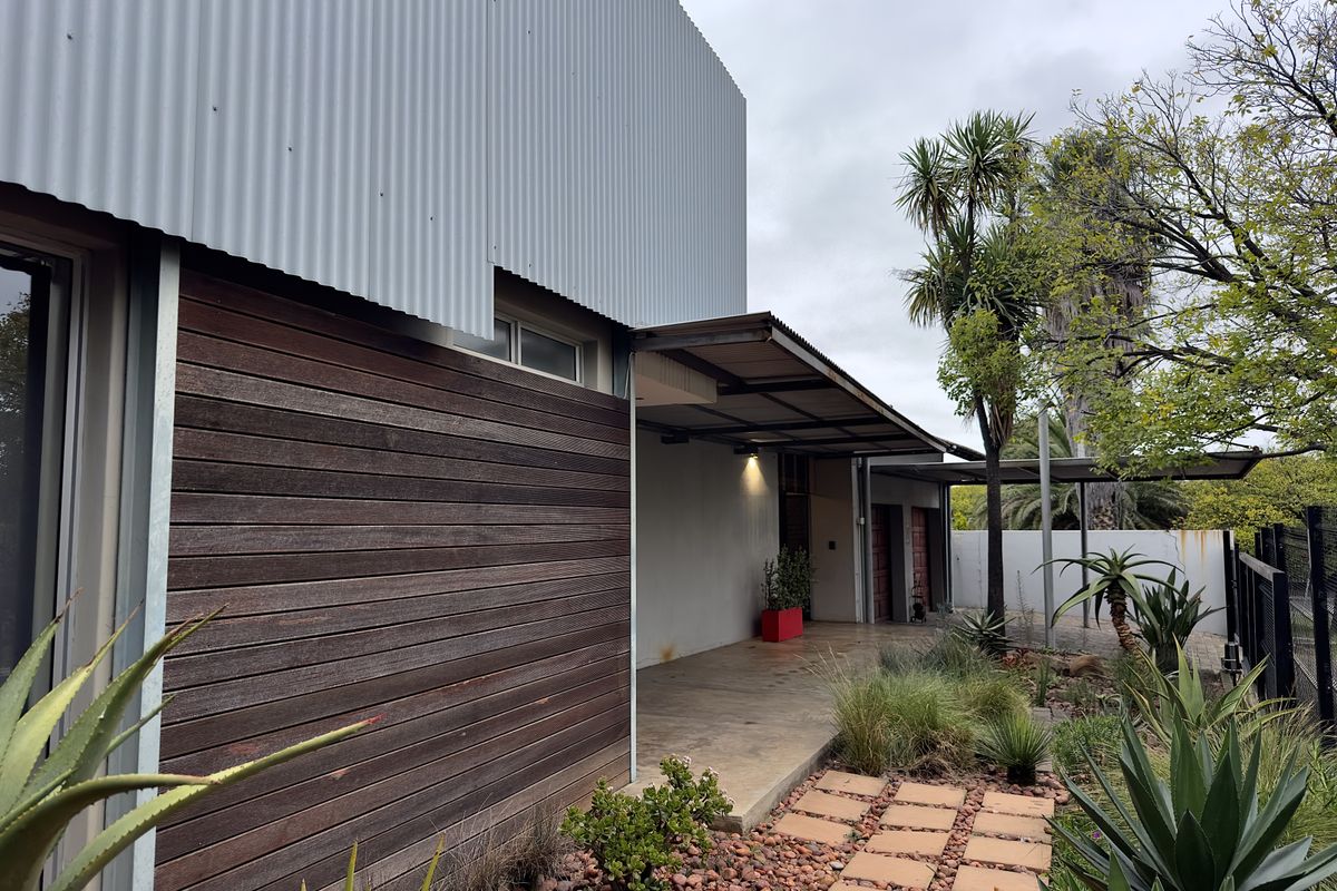 Modern 3-Bedroom Home with Income Potential. - Photo 2