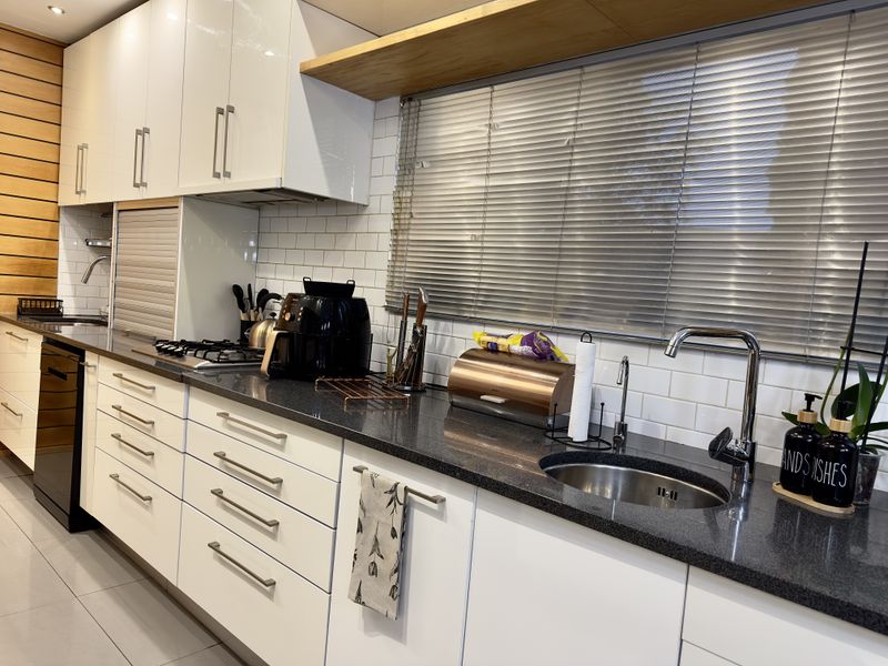 Modern 3-Bedroom Home with Income Potential. - Photo 5