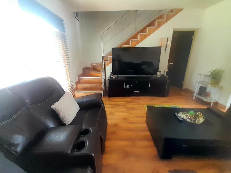 2 Bedroom Duplex Townhouse in Strubensvallei - Pet Friendly - Photo 6
