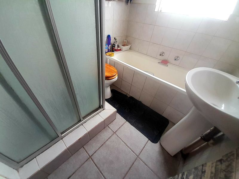 2 Bedroom Duplex Townhouse in Strubensvallei - Pet Friendly - Photo 10