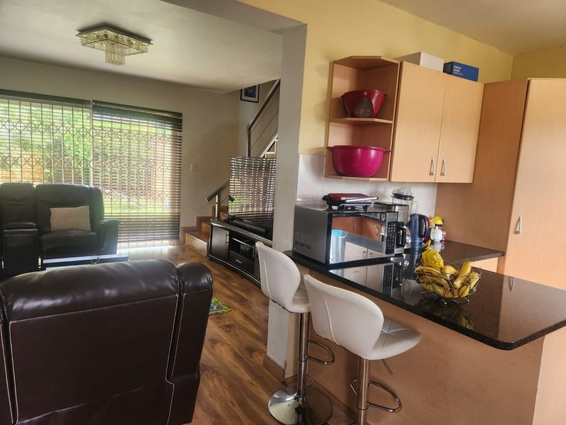 2 Bedroom Duplex Townhouse in Strubensvallei - Pet Friendly - Photo 3