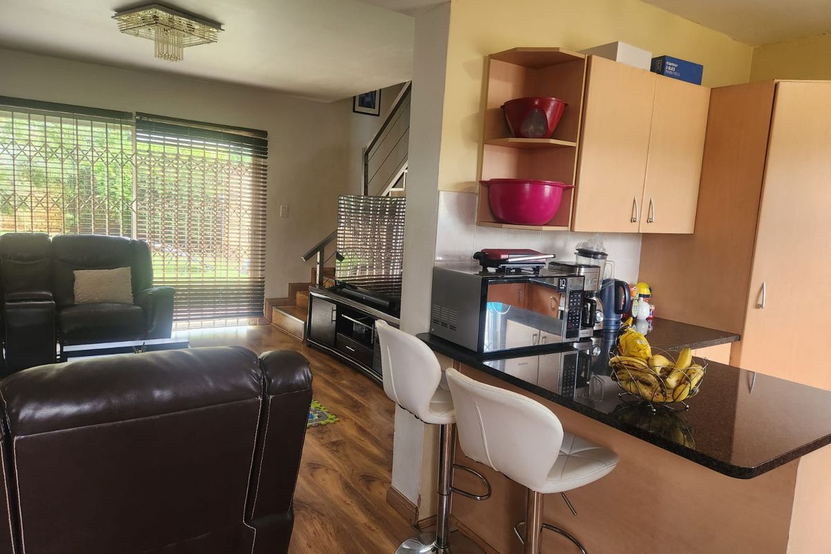 2 Bedroom Duplex Townhouse in Strubensvallei - Pet Friendly - Photo 3
