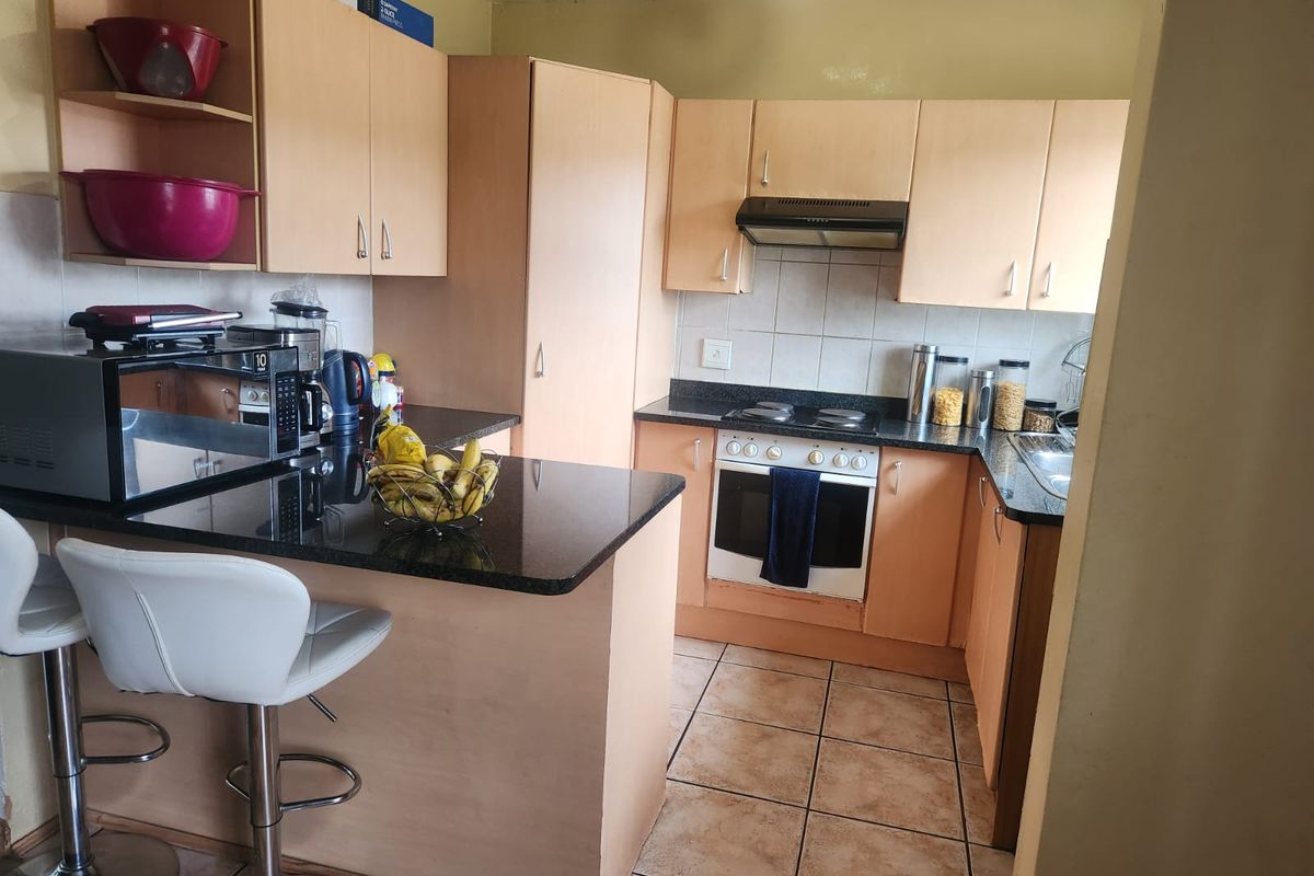 2 Bedroom Duplex Townhouse in Strubensvallei - Pet Friendly - Photo 2