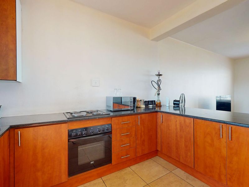 Stylish 1-Bedroom Flat with Modern Finishes - Photo 4