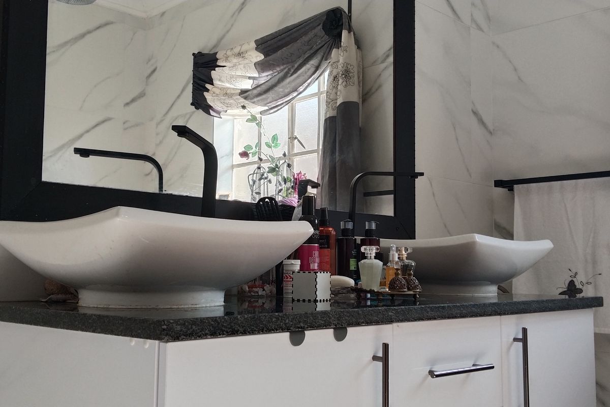 Own a charming, income-generating property in the heart of historic Heidelberg! - Photo 2