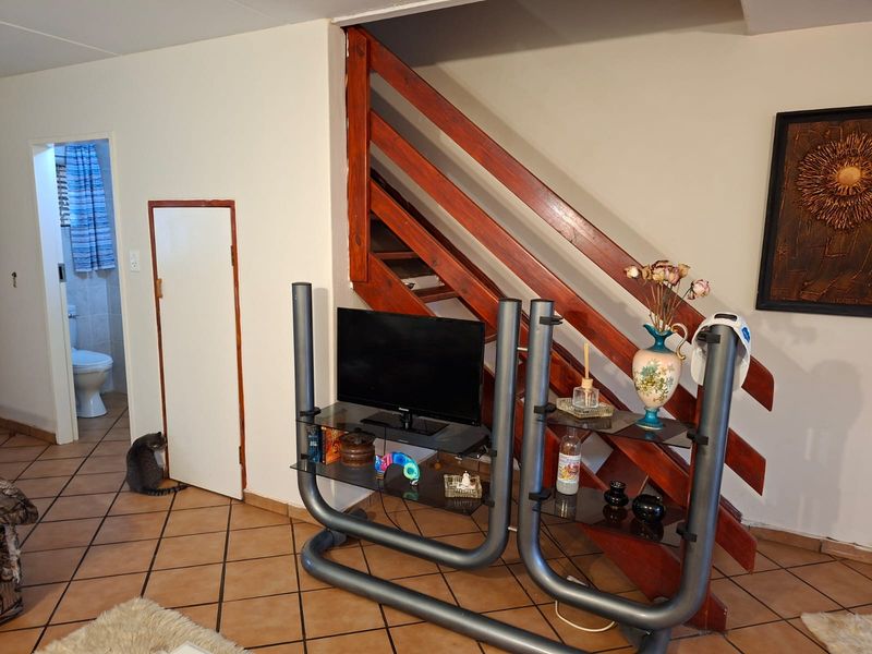 2 Bedroom 2 1/2 Bathroom Duplex in Roodekrans - Photo 8