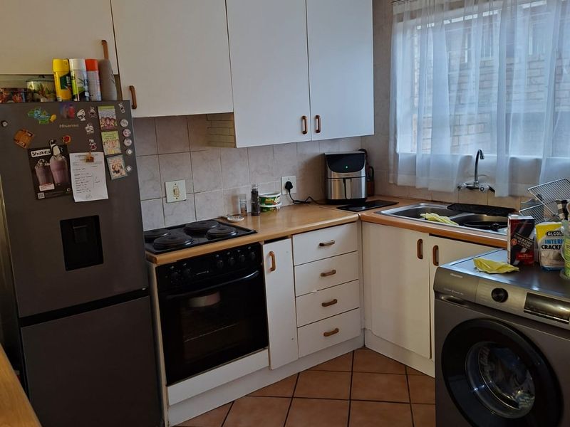 2 Bedroom 2 1/2 Bathroom Duplex in Roodekrans - Photo 2