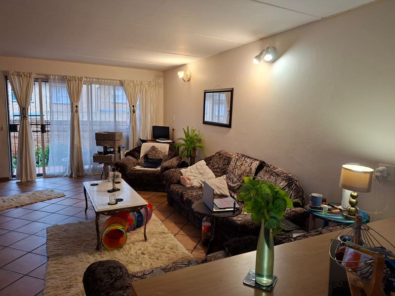 2 Bedroom 2 1/2 Bathroom Duplex in Roodekrans - Photo 4
