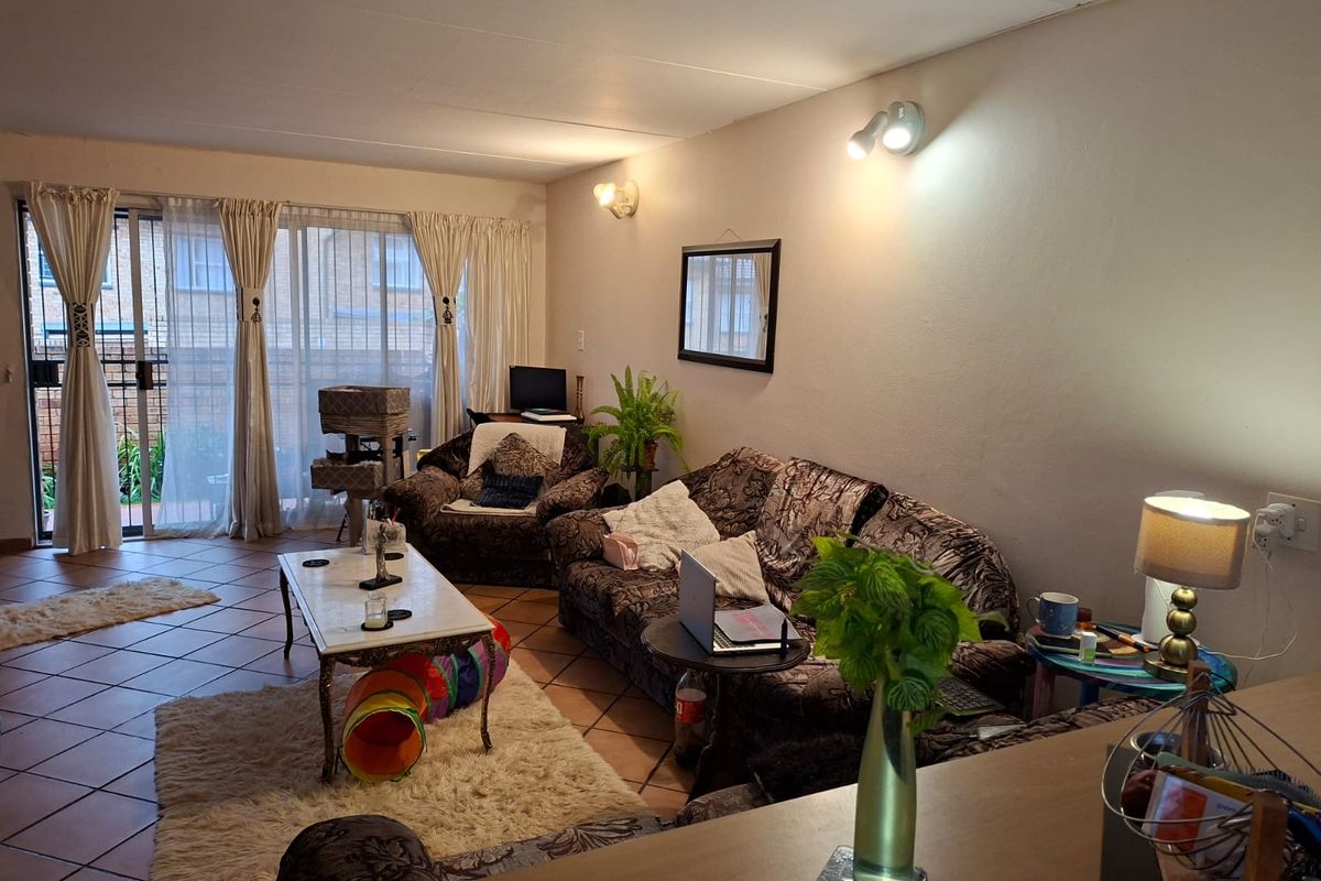 2 Bedroom 2 1/2 Bathroom Duplex in Roodekrans - Photo 4