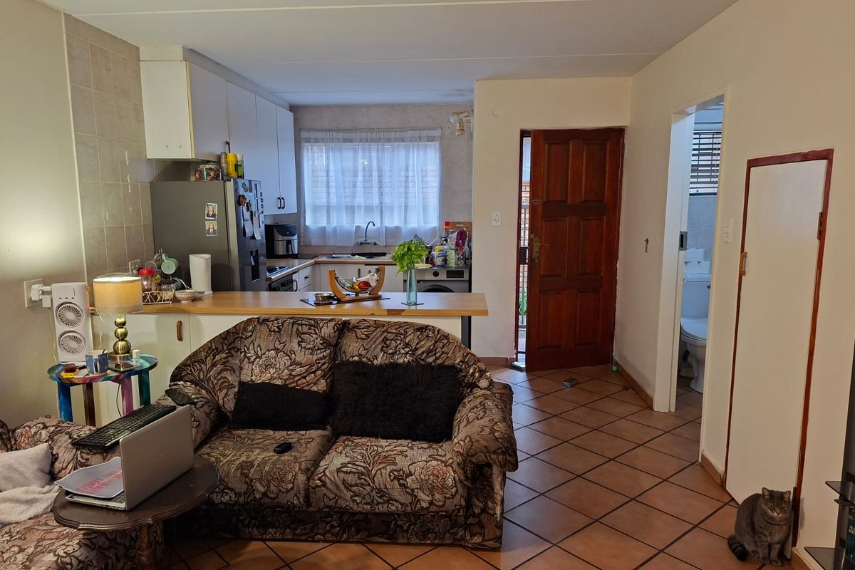 2 Bedroom 2 1/2 Bathroom Duplex in Roodekrans - Photo 5