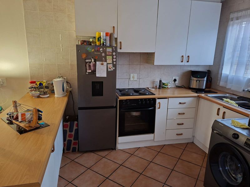 2 Bedroom 2 1/2 Bathroom Duplex in Roodekrans - Photo 3