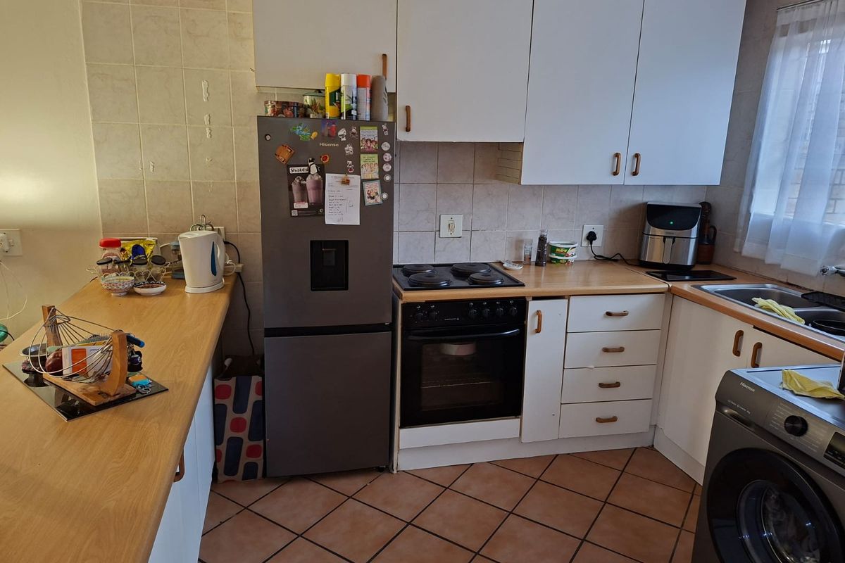 2 Bedroom 2 1/2 Bathroom Duplex in Roodekrans - Photo 3