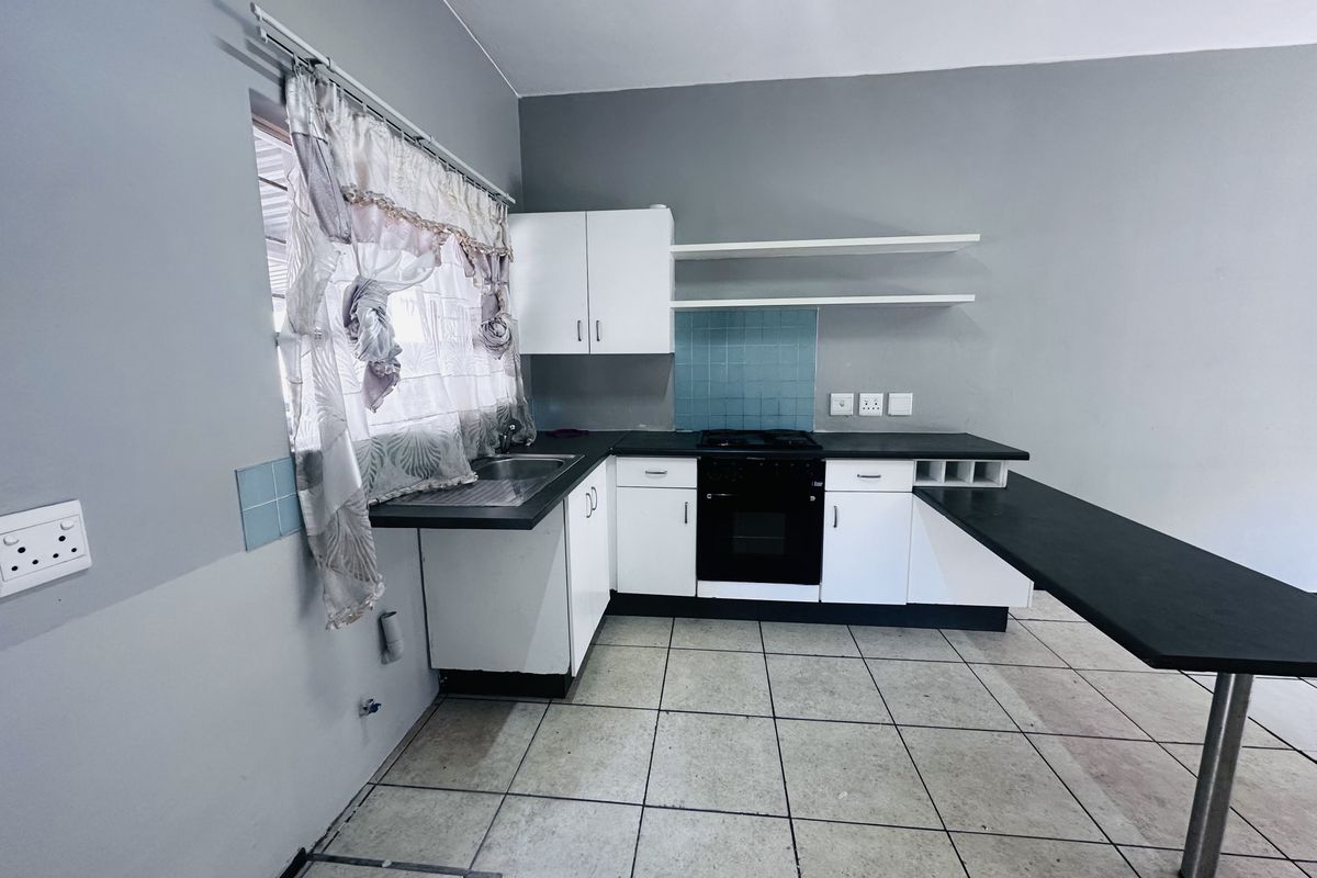 Two bedroom apartment in secure complex - Photo 4