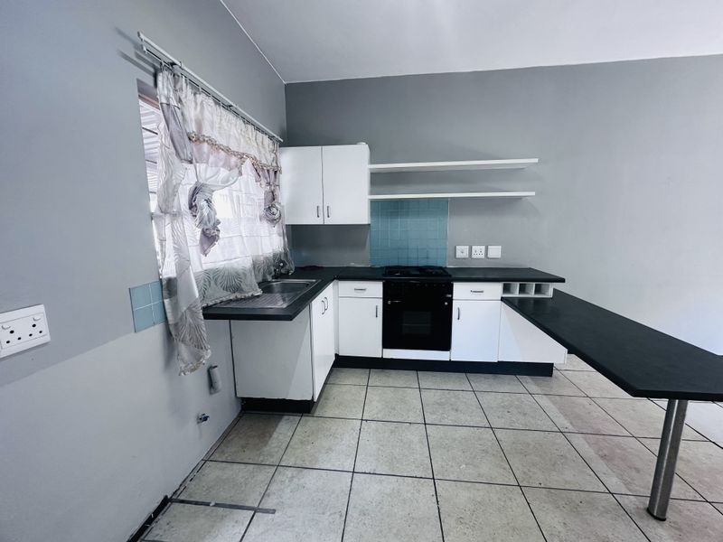 Two bedroom apartment in secure complex - Photo 4