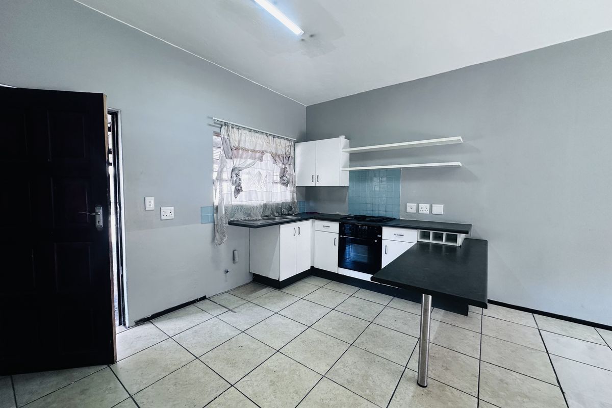 Two bedroom apartment in secure complex - Photo 5