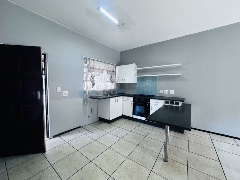 Two bedroom apartment in secure complex - Photo 5