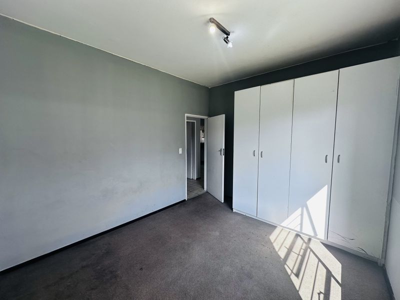 Two bedroom apartment in secure complex - Photo 10